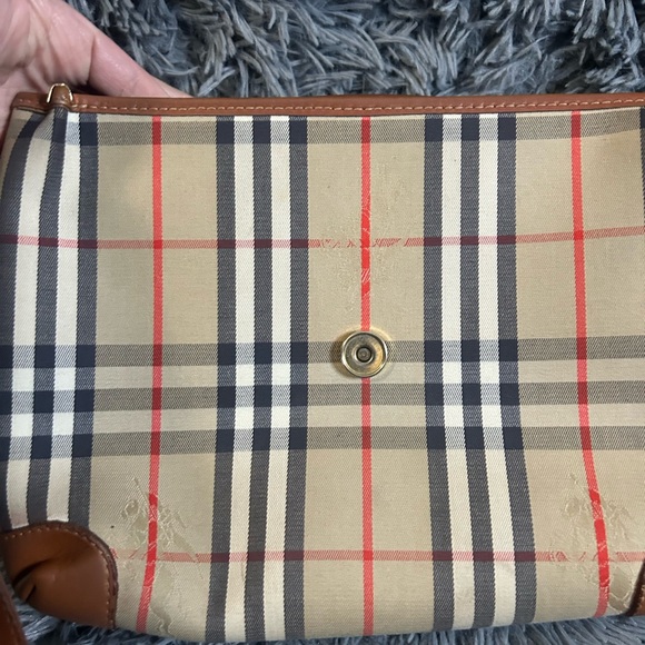 Amazing Burberry Purse 🐴🐴 - Picture 6 of 9